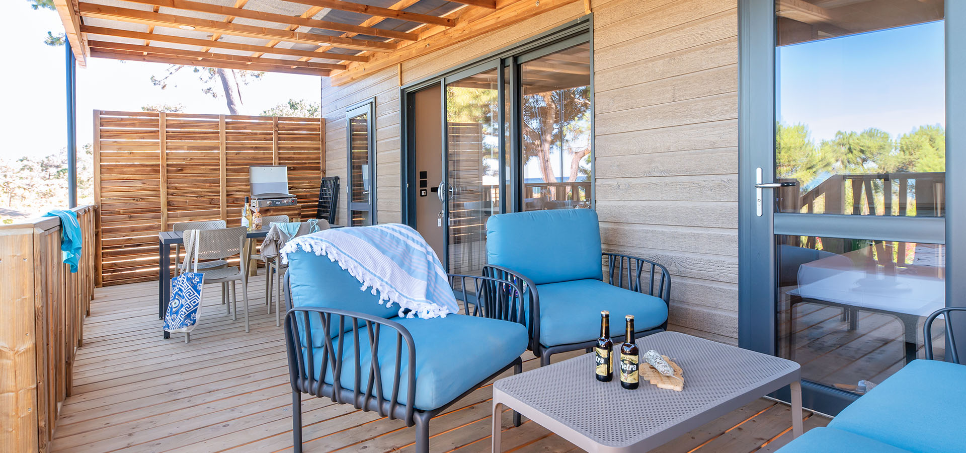 Camping san damiano bungalow vista terrasse salon table
